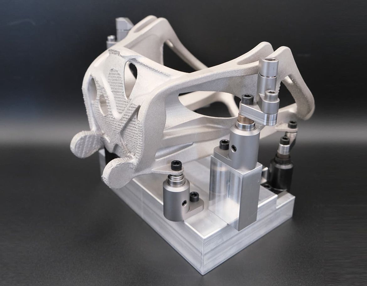 Aufgespanntes Bauteil bereit für die Zerspanung | Clamped part ready for CNC machining
