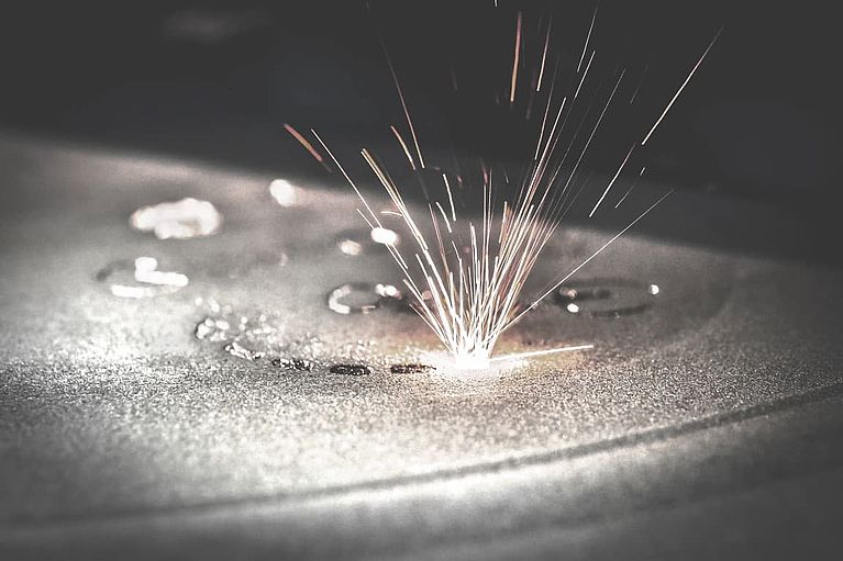 Funken beim Aufschmelzen von Metallpulver | Spark while melting metal powder