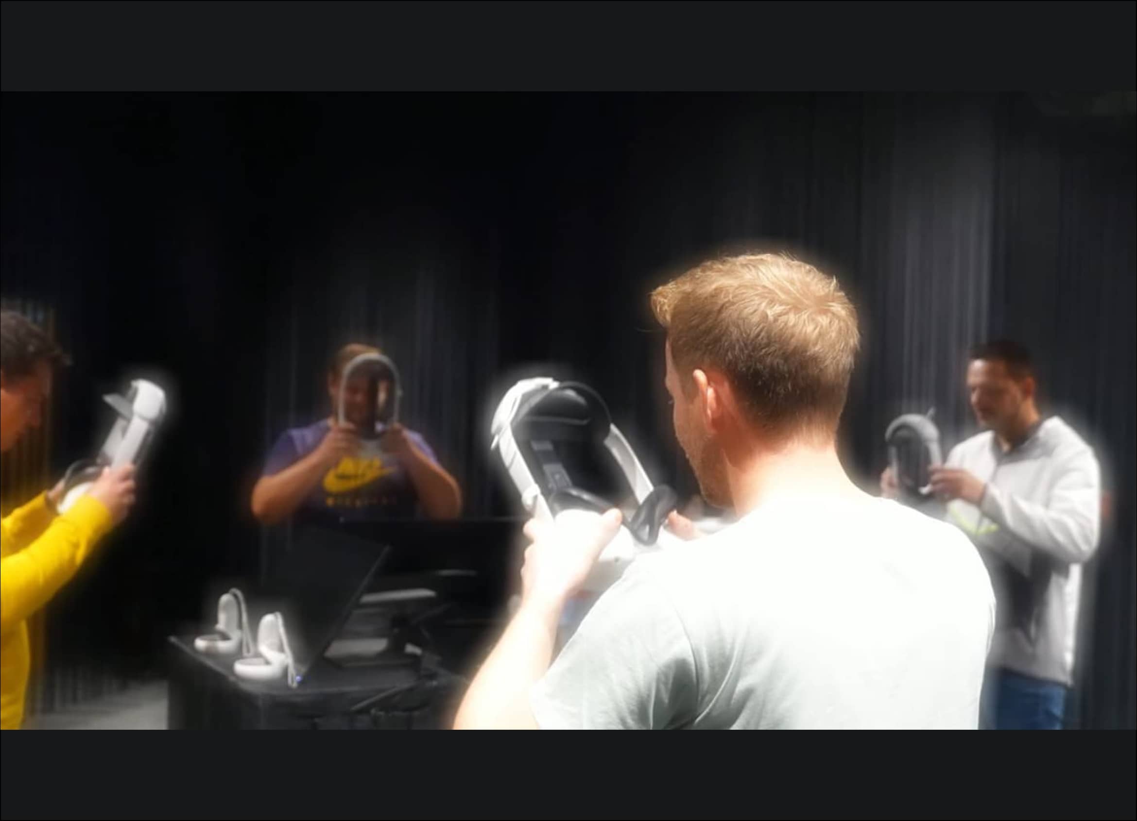 Menschen beim virtuellen AM-Training | People at the virtual AM training