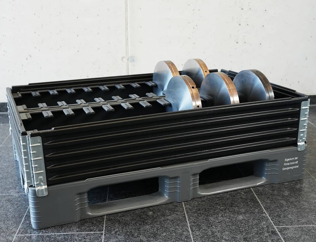 Bauplattentransportgestell mit Bauplatten | Build plate rack with buildi plates