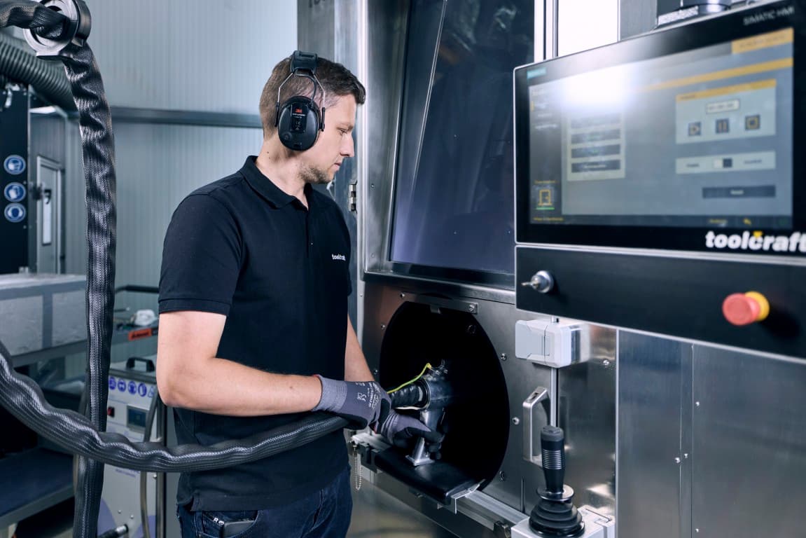 Trockeneisstrahlen bei additiven Metallbauteilen | Dry ice blasting of additive metal parts