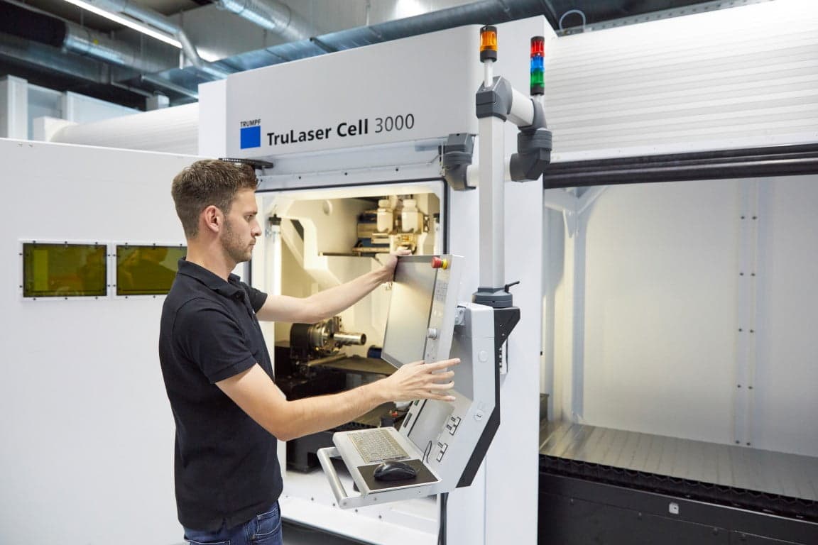 Mitarbeiter vor LMD-Anlage von Trumpf | Employee standing in front of LMD system by Trumpf